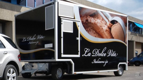Zijaanzicht van een aanhangwagen voor Italiaans ijs met gesloten luifel