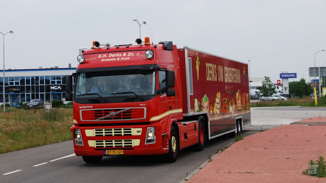 Vooraanzicht van een opleggertrekker met verkoopwagen oplegger voor groente en fruit