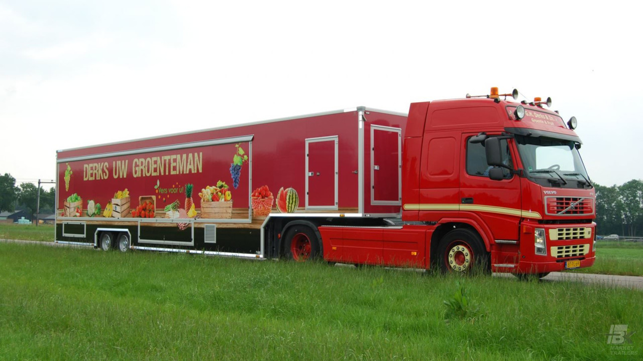 Complete combinatie van een opleggertrekker met verkoopwagen oplegger voor groente en fruit met gesloten luifel