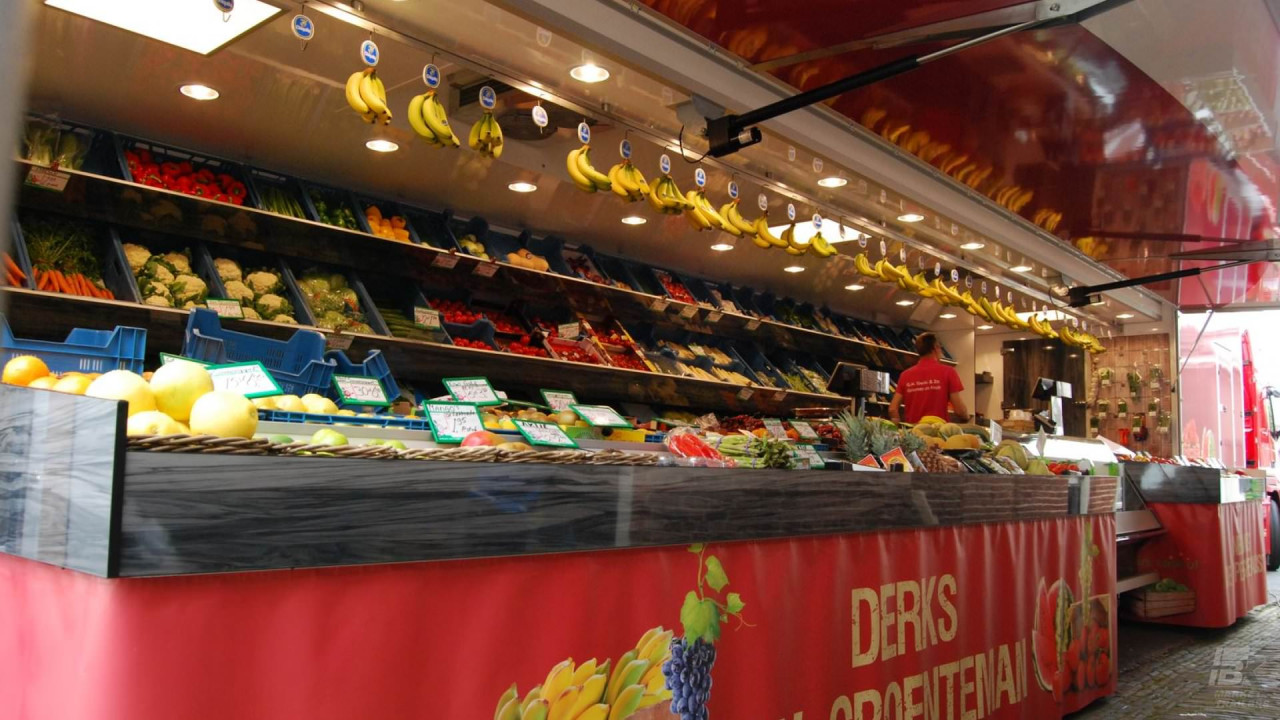 Binnenkant van een oplegger, gevuld met groente en fruit