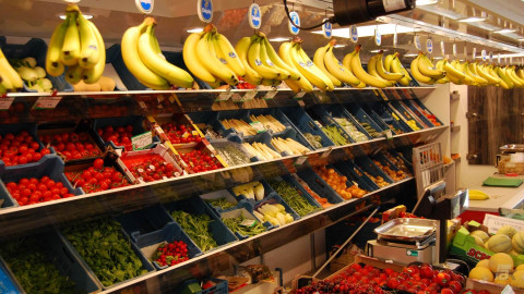 Binnenkant van een oplegger, gevuld met groente en fruit