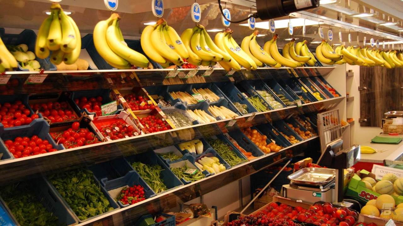 Binnenkant van een oplegger, gevuld met groente en fruit