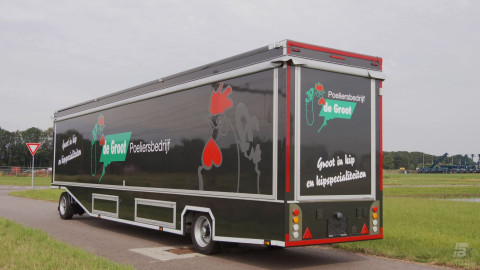 Zijaanzicht van een aanhangwagen voor kip met gesloten luifel
