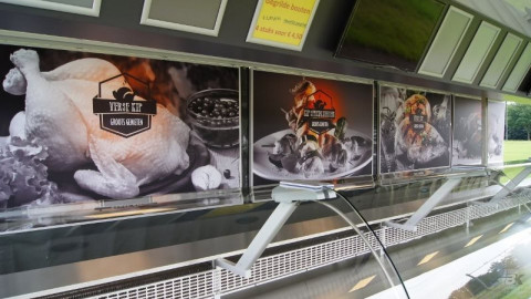 Binnenkant van een aanhangwagen voor kip