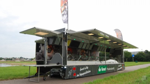 Zijaanzicht van een aanhangwagen voor kip met geopende luifel