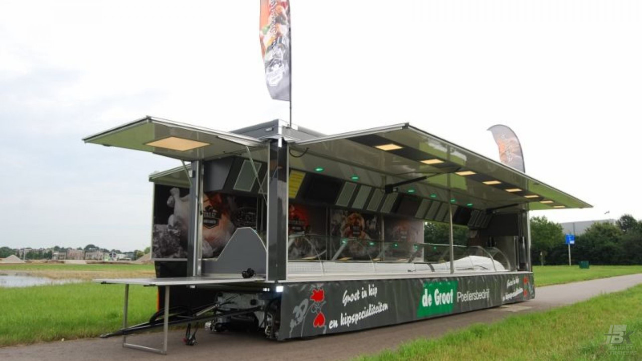 Zijaanzicht van een aanhangwagen voor kip met geopende luifel