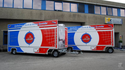 Zijaanzicht van twee aanhangwagens voor vis met gesloten luifels