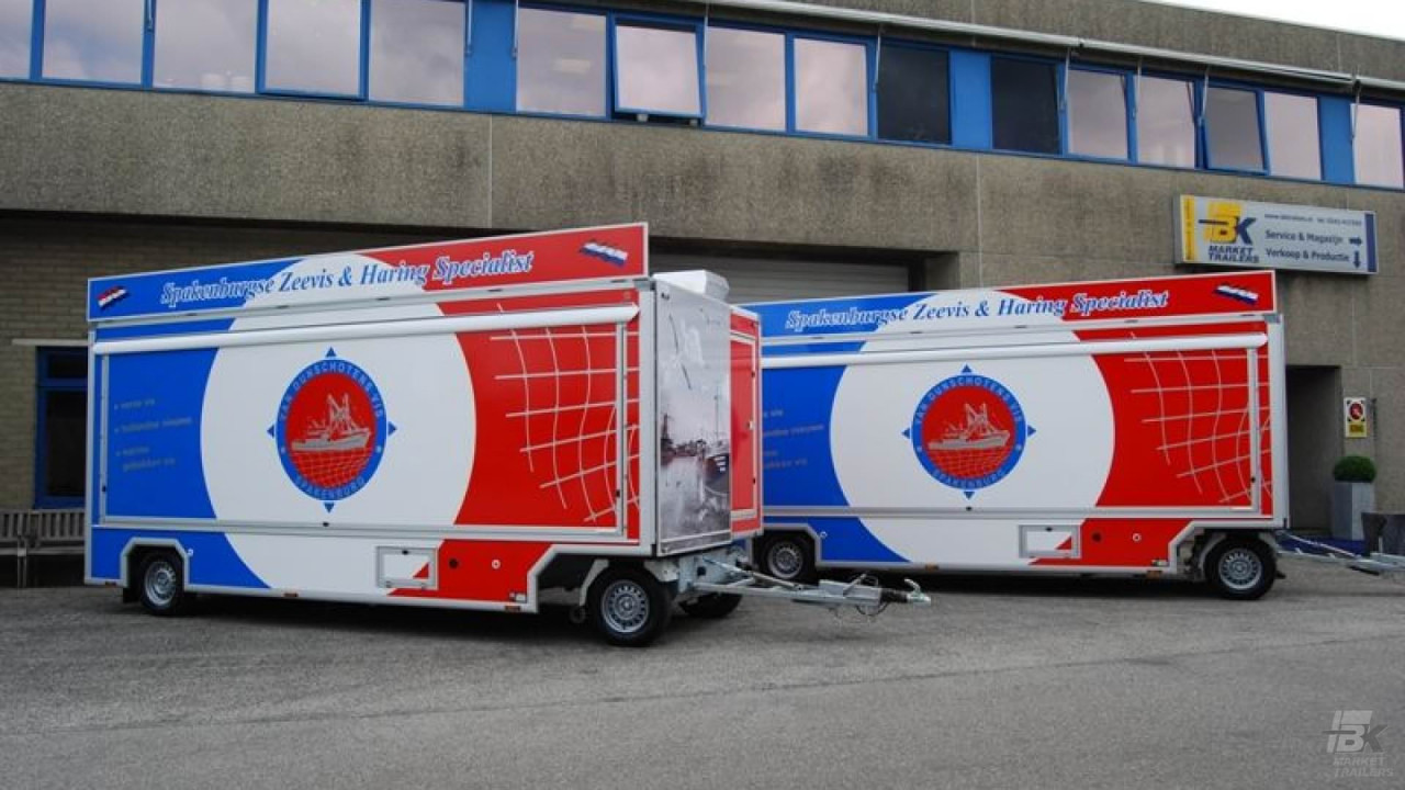 Zijaanzicht van twee aanhangwagens voor vis met gesloten luifels