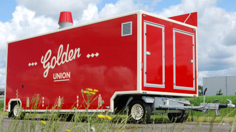 Zijaanzicht van een aanhangwagen voor snacks met gesloten luifel