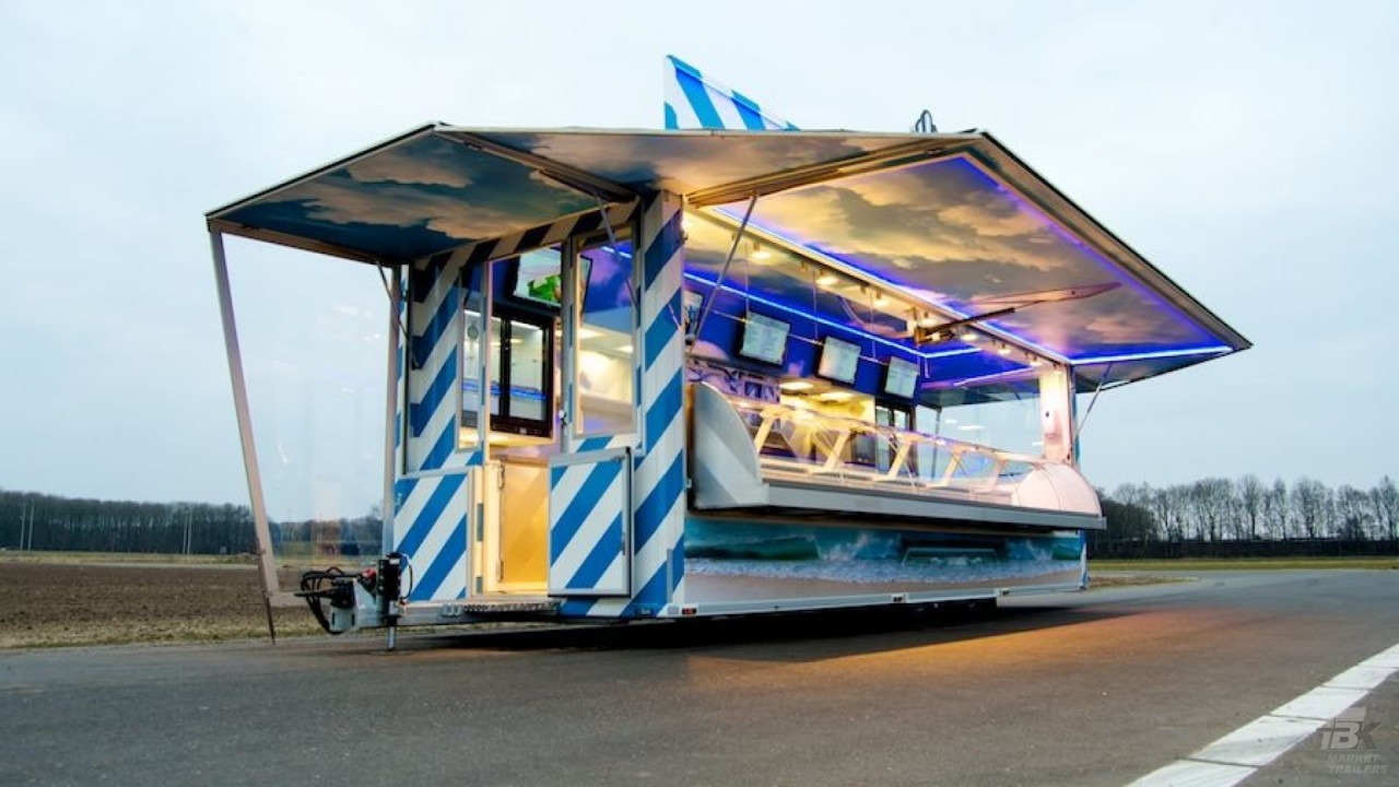 Zijaanzicht van een aanhangwagen voor vis met geopende luifel