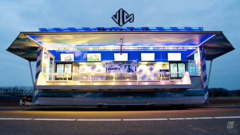 Zijaanzicht van een aanhangwagen voor vis met geopende luifel