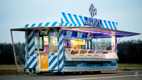 Zijaanzicht van een aanhangwagen voor vis met geopende luifel