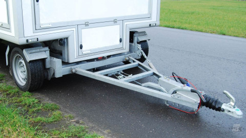 Detail aan de buitenkant van een aanhangwagen voor naaigerei