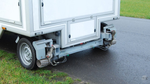 Detail aan de buitenkant van een aanhangwagen voor naaigerei