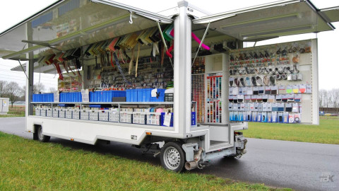 Volledig uitgestalde aanhangwagen voor naaigerei