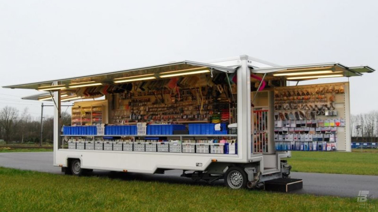 Volledig uitgestalde aanhangwagen voor naaigerei