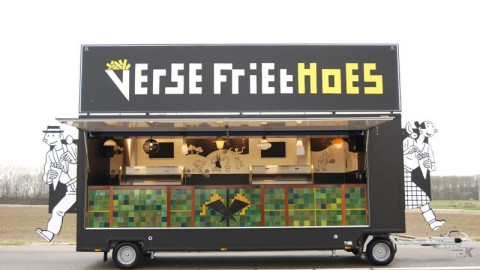Zijaanzicht van een aanhangwagen voor patat en snacks met geopende luifel