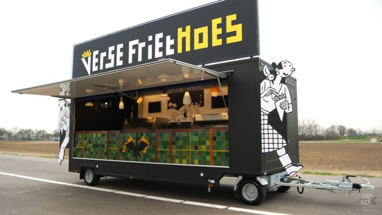 Zijaanzicht van een aanhangwagen voor patat en snacks met geopende luifel