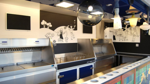 Binnenkant van een aanhangwagen voor patat en snacks