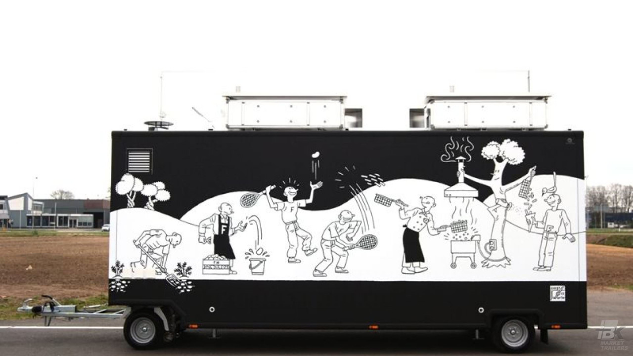 Zijaanzicht van een aanhangwagen voor patat en snacks met gesloten luifel