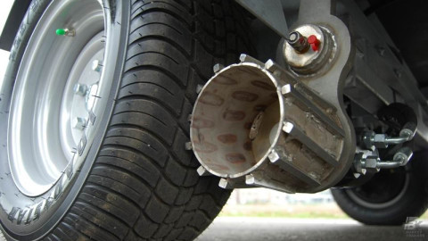 Detail aan de buitenkant van een aanhangwagen voor patat en snacks