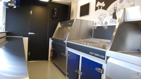 Binnenkant van een aanhangwagen voor patat en snacks