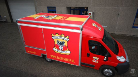 Bovenaanzicht van een verkoopwagen voor promotie en merchandise
