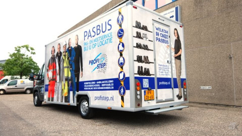 Achteraanzicht van een verkoopwagen voor bedrijfskleding