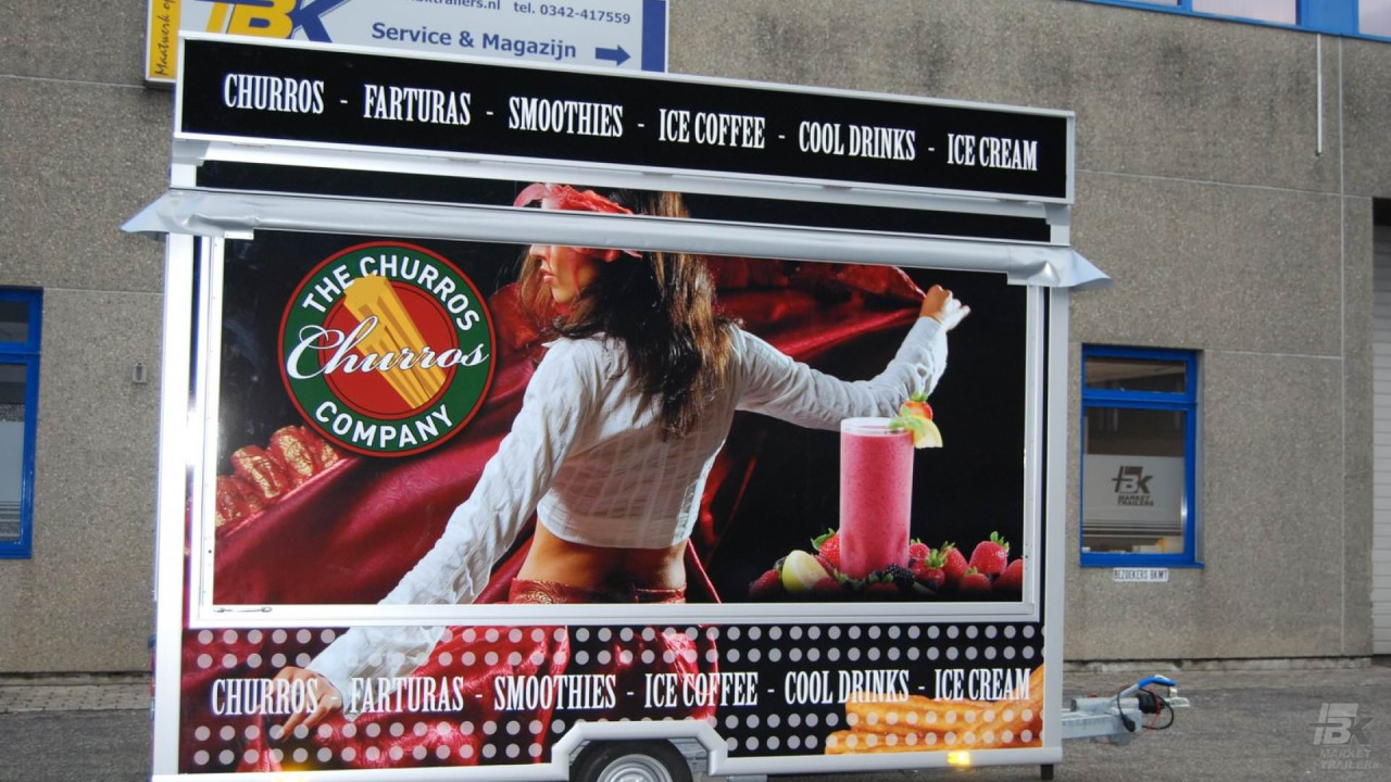 Zijaanzicht van een aanhangwagen voor churros met gesloten luifel