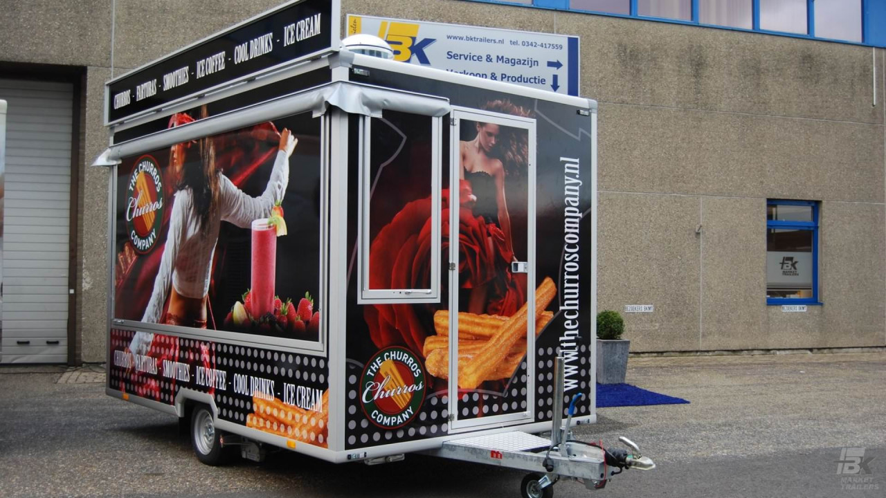 Vooraanzicht van een aanhangwagen voor churros