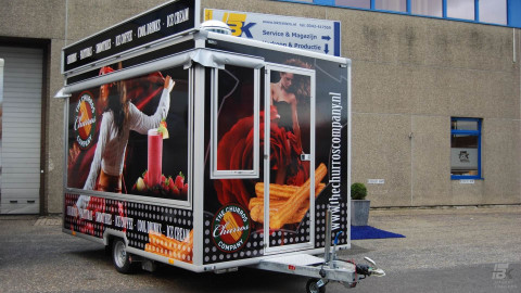 Vooraanzicht van een aanhangwagen voor churros