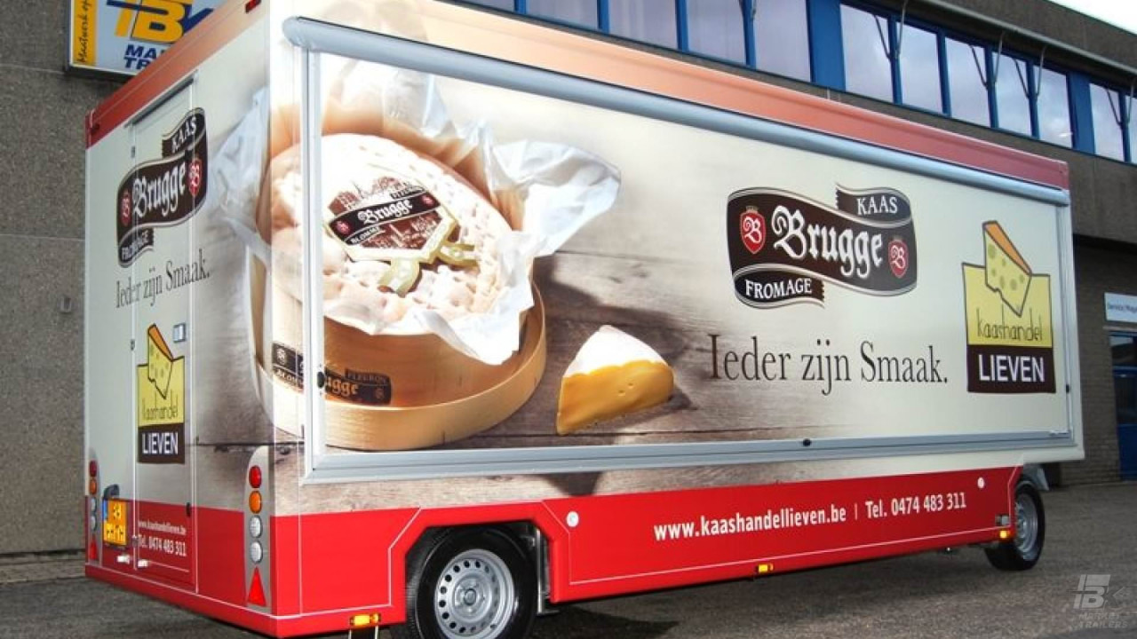 Zijaanzicht van een aanhangwagen voor kaas met gesloten luifel