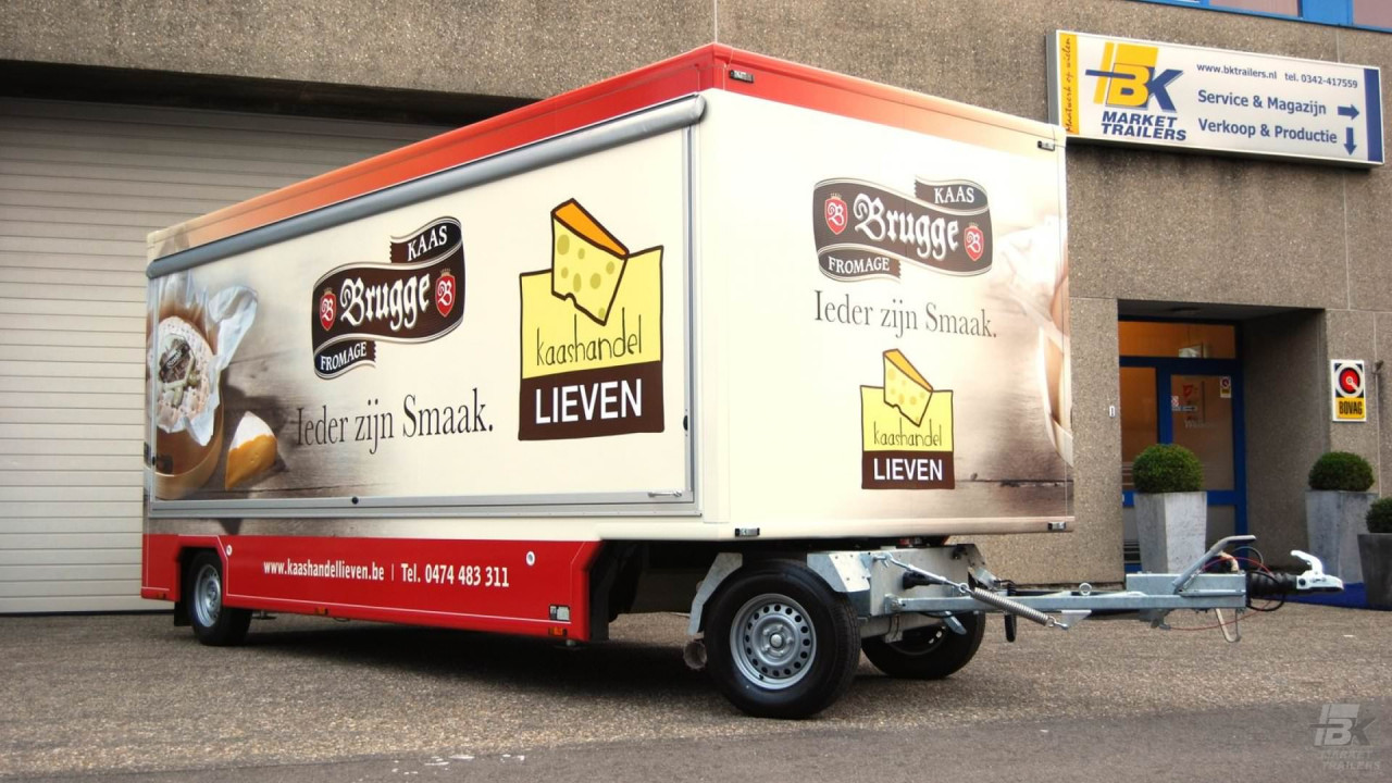 Vooraanzicht van een aanhangwagen voor kaas