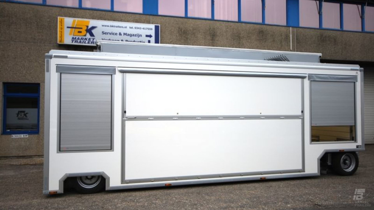 Zijaanzicht van een aanhangwagen voor haarmode met gesloten luifel