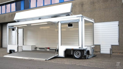 Zijaanzicht van een aanhangwagen voor haarmode met geopende luifel