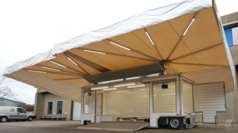 Zijaanzicht van een aanhangwagen voor haarmode met geopende luifel