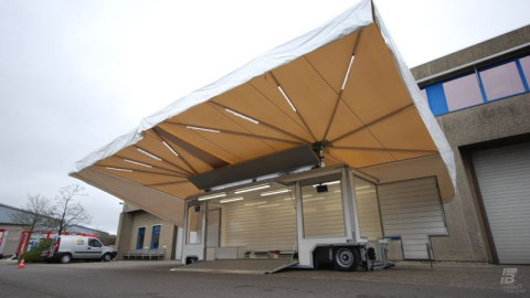 Zijaanzicht van een aanhangwagen voor haarmode met geopende luifel