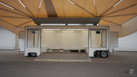 Zijaanzicht van een aanhangwagen voor haarmode met geopende luifel