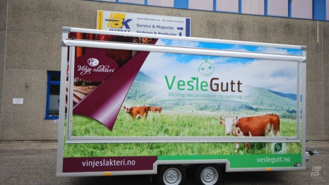 Zijaanzicht van een aanhangwagen voor vlees met gesloten luifel