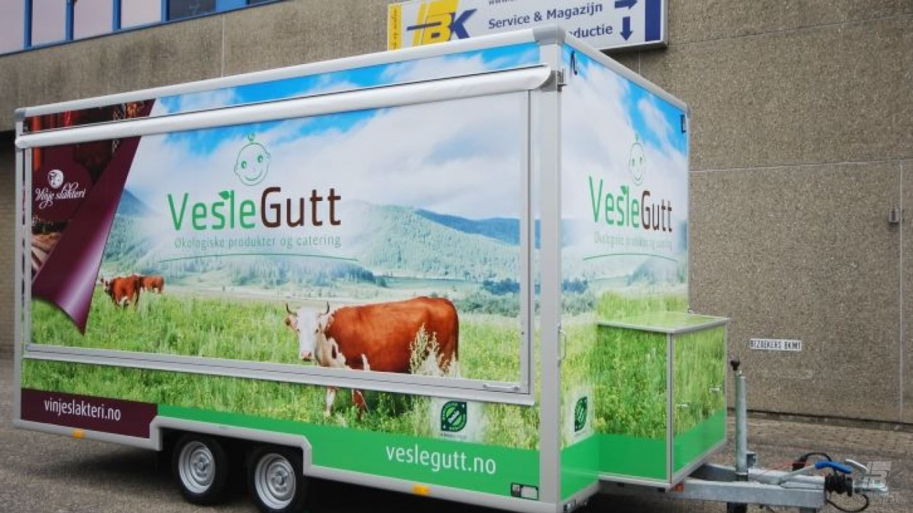 Zijaanzicht van een aanhangwagen voor vlees met gesloten luifel