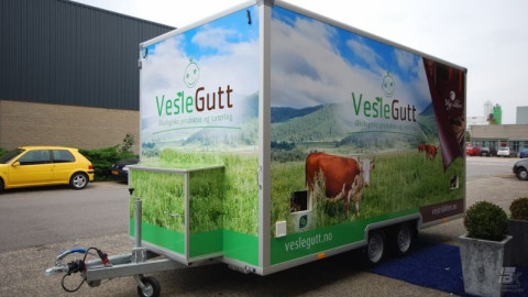 Vooraanzicht van een aanhangwagen voor vlees