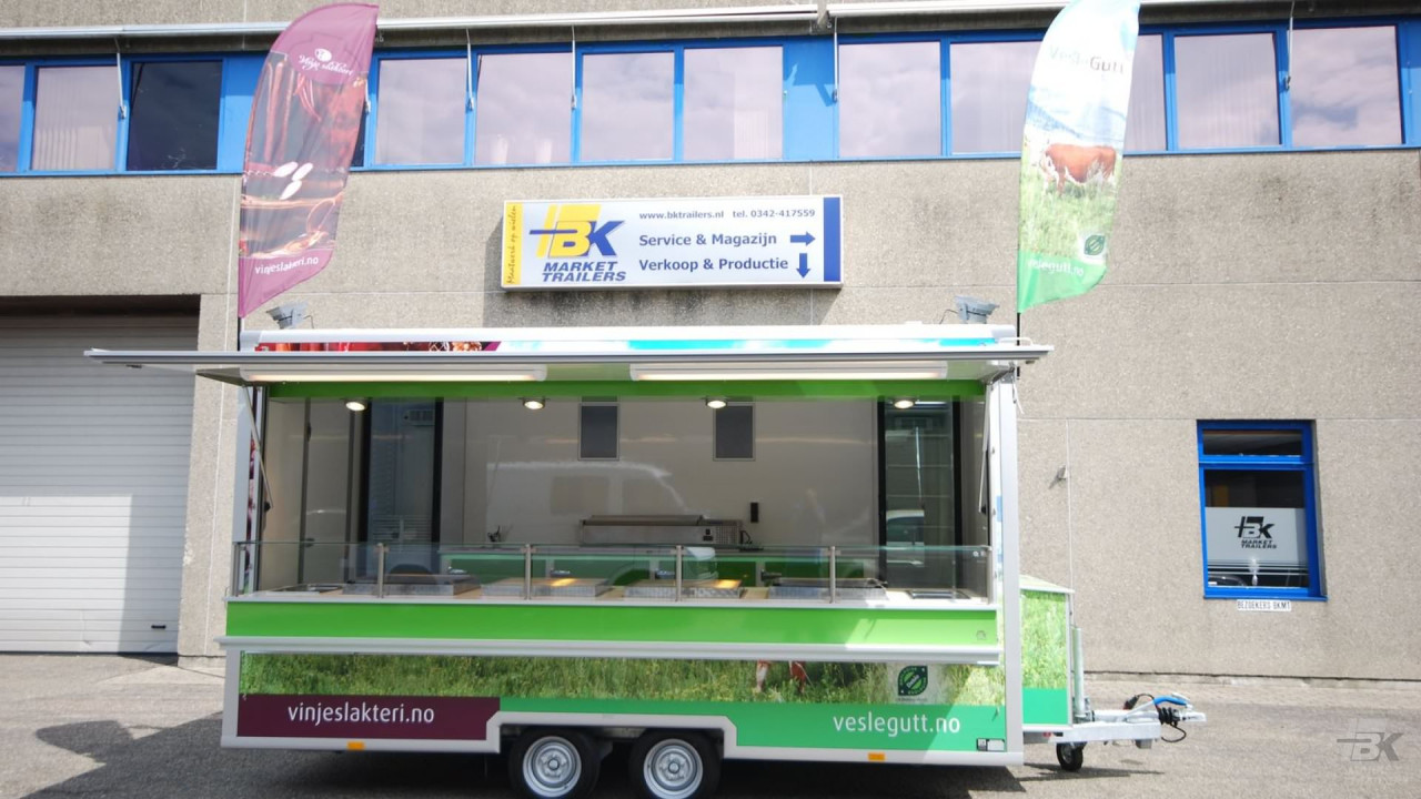 Zijaanzicht van een aanhangwagen voor vlees met geopende luifel