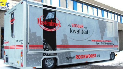 Zijaanzicht van een aanhangwagen voor vlees met gesloten luifel