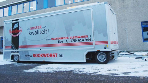 Zijaanzicht van een aanhangwagen voor vlees met gesloten luifel