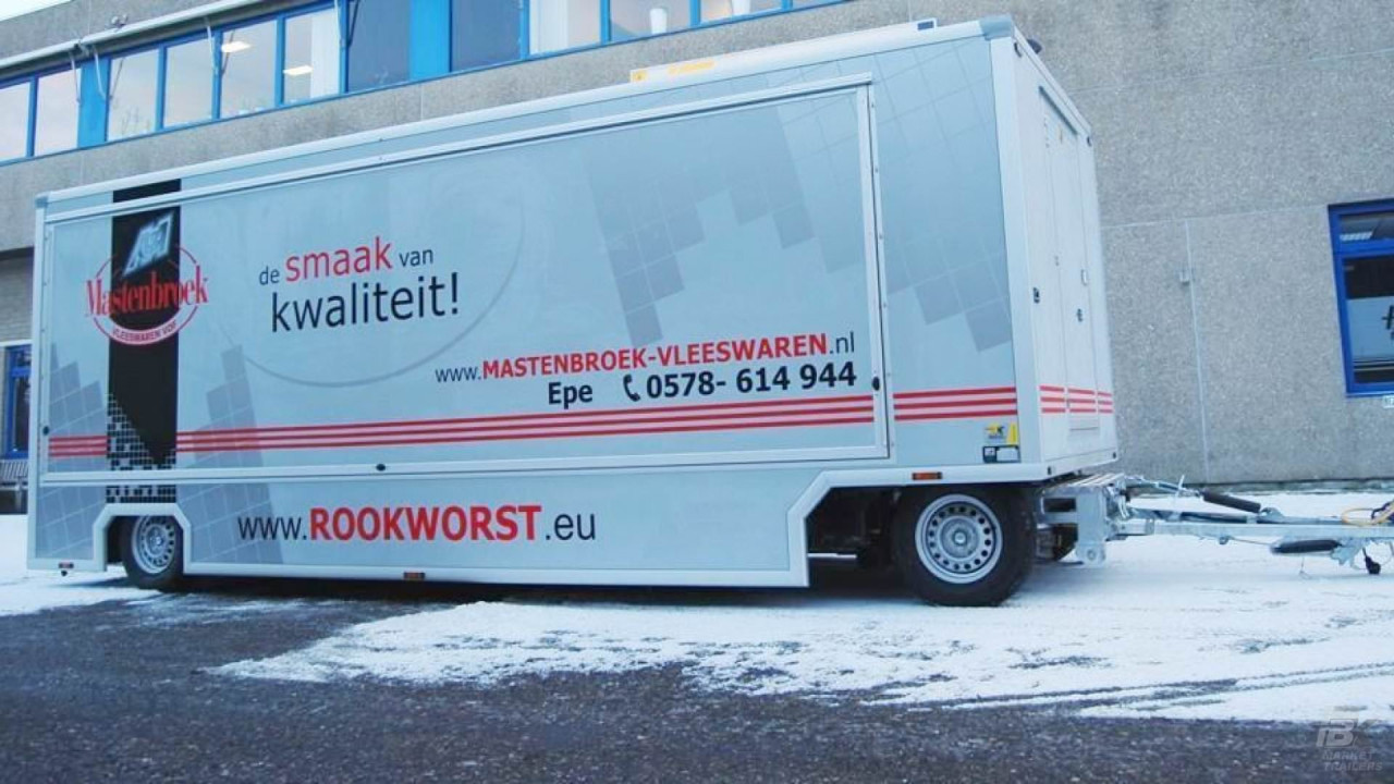 Zijaanzicht van een aanhangwagen voor vlees met gesloten luifel
