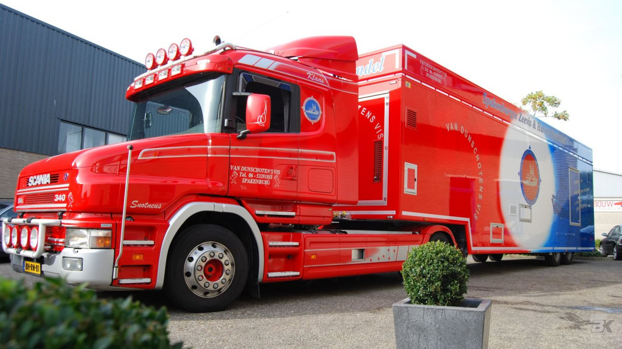 Complete combinatie van een opleggertrekker met verkoopwagen oplegger voor vis met gesloten luifel