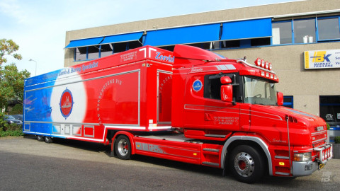 Complete combinatie van een opleggertrekker met verkoopwagen oplegger voor vis met gesloten luifel