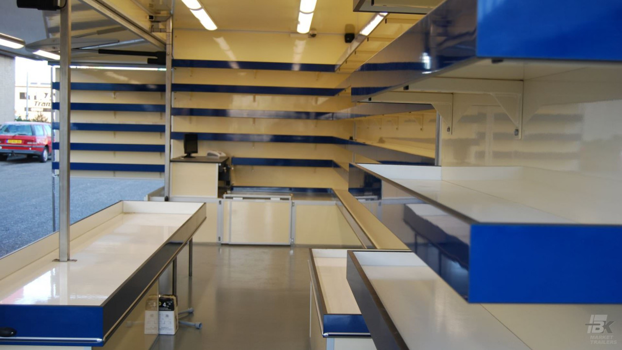 Binnenkant van een aanhangwagen voor drogisterijartikelen