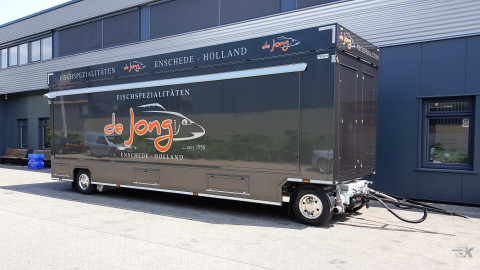 Zijaanzicht van een aanhangwagen voor vis met gesloten luifel