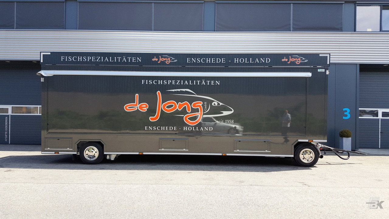 Zijaanzicht van een aanhangwagen voor vis met gesloten luifel